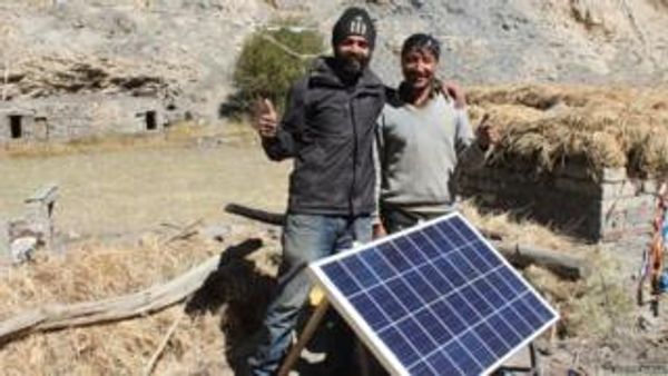 ऑफिस से छुट्टी ली और बदल दी लोगों की ज़िंदगी