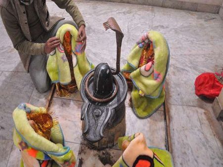 बहराइच में तीन डिग्री लुढ़का पारा, भगवान ने भी ओढ़ लिए कम्बल!