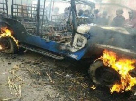 अखबार हॉकर को सरेआम गोलियों से भूना, लोगों ने पुलिस जीप में लगाई आग