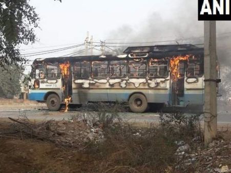 #Padmaavat: गुरुग्राम में बस पर पथराव के बाद लगाई आग, मेरठ के मॉल में फेंके गए पत्थर, देखें VIDEO...