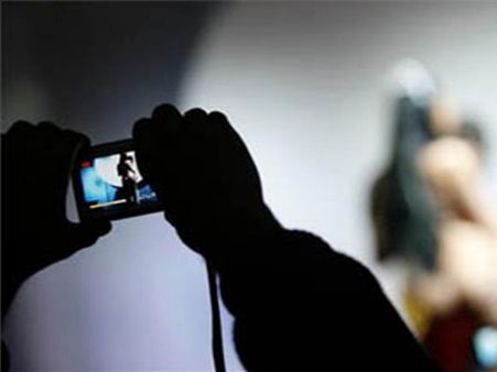 पति ने पत्नी की बनाई अश्लील CD, दोस्तों के साथ हमबिस्तर होने का डाल रहा था दबाव