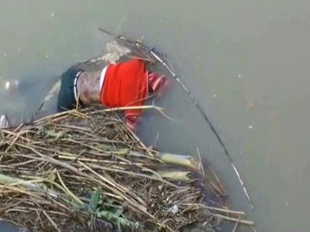 कानपुर पुलिस ने मैनपुरी से बहकर आई लाश को डंडे से धकेलकर हटाया, VIDEO VIRAL