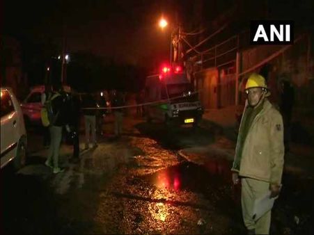 दिल्ली की फैक्ट्री में आगः बिना लाइसेंस के बना रहे थे पटाखे, नहीं था फायर सेफ्टी NOC