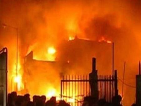 दिल्ली: बवाना में फैक्ट्रियों में लगी भीषण आग, 17 लोगों की झुलस कर मौत