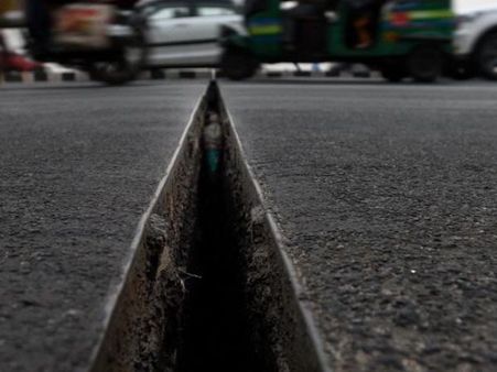 अक्षरधाम फ्लाईओवर में दरार, दो स्लैब के बीच दिखी दूरी