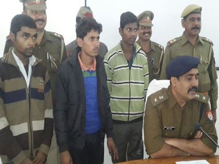 दरिद्र दोस्तों का मूर्ख प्लान, अपना-अपना घर चलाने की खातिर बनाया गैंग