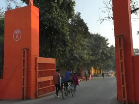 VIDEO: लखनऊ के हज हाऊस के बाद हापुड़ की यह सरकारी बिल्डिंग भी रंगी भगवा रंग में
