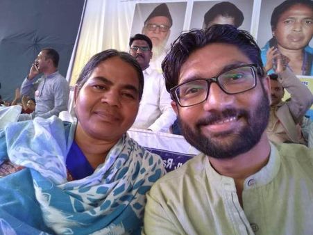 जिग्नेश मेवाणी की अपील- वेमुला की मां 2019 में लड़ें चुनाव, सिखाएं 'मनुस्मृति ईरानी' को सबक