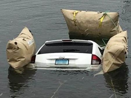 जीपीएस मैप के बताए रास्ते पर चला रहा था एसयूवी, बर्फ से जमी झील में जा गिरा