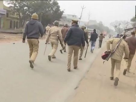 कासगंज के बाद अब गंजडुंडवारा में हिंसा भड़काने की साजिश, जलाया धर्मस्थल का दरवाजा