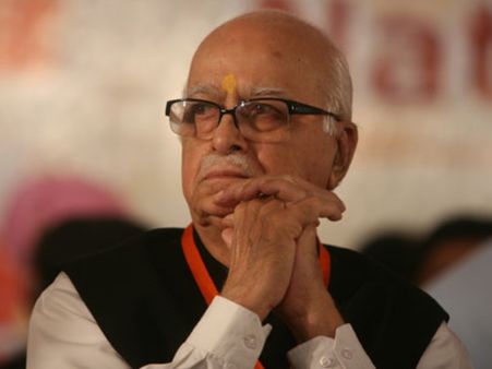 जब आडवाणी ने नेताओं को दी थी धोती-कुर्ता छोड़कर पैंट-शर्ट पहने की सलाह...