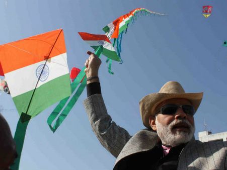 Makar Sankranti 2018: क्यों उड़ाते हैं इस दिन पतंग, क्यों बूढ़ों पर भी छा जाता है लड़कपन?