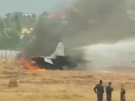 उड़ान भरते हुए मिग-29 एयरक्राफ्ट में लगी आग, गोवा एयरपोर्ट बंद
