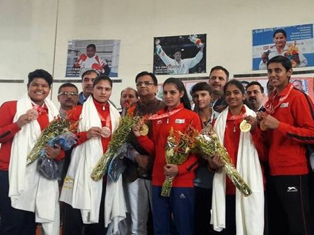 हरियाणा: महिला बॉक्सरों ने लौटाईं गिफ्ट में मिली गाय, कहा- दूध देती नहीं, लात मारती हैं