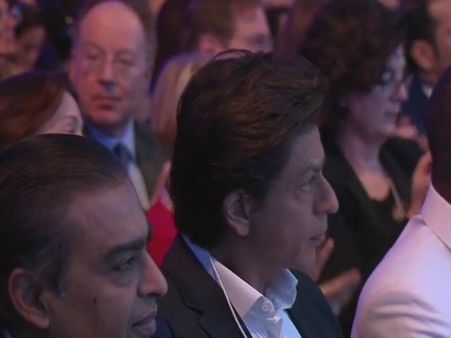 #WorldEconomicForum:दावोस में जब बोल रहे थे पीएम मोदी, तब ऑडियंस में अगल-बगल बैठे थे शाहरुख खान और मुकेश अंबानी