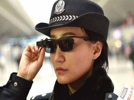 चीन की पुलिस का ये चश्मा है बेहद खास, अपराधियों को देखते ही लेता है पहचान