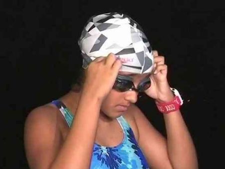 14 साल की उम्र में इस लड़की ने रचा इतिहास, 48 किलोमीटर की यात्रा तैरकर पूरी की