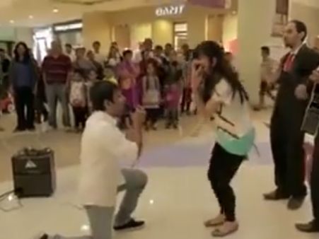 Happy Propose Day: मॉल में ले जाकर किया गर्लफ्रेंड को प्रपोज, नहीं मालूम था ऐसा होगा अंजाम