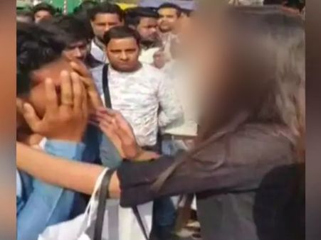 छेड़छाड़ करने वाले को कॉलर से पकड़ महिला ने जड़े खूब थप्पड़, घसीटकर लाई पुलिस स्टेशन