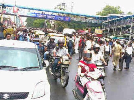 Masturbate in Public: बीच चौराहे पर ही महिला पुलिस अधिकारी के सामने हस्तमैथुन करने लगा युवक