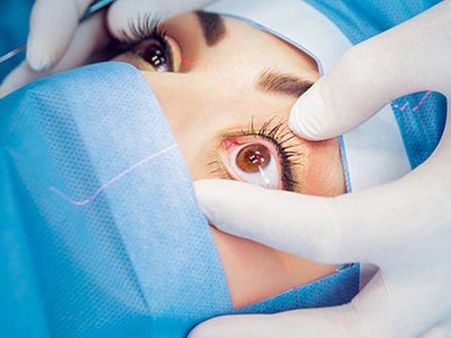 डॉक्टरों ने महिला की आंख से निकाले 14 कीड़े, इंसानों में पहला मामला