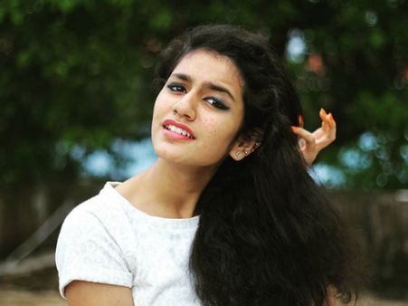 सिर्फ Viral Videos नहीं इसलिए फेमस हो रही हैं प्रिया प्रकाश, जानें 1 फोटो का कितना करती हैं चार्ज