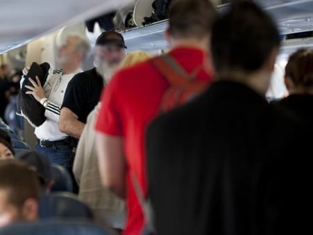 Fart करने से नहीं रुका तो फ्लाइट में शुरू हो गया झगड़ा, पायलट को करनी पड़ी इमरजेंसी लैंडिंग