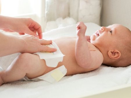 डिजाइनर ने बच्चों की नैपी बदलने के लिए किया दस्तानों का आविष्कार, इंटरनेट पर हिट आईडिया