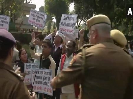 मुख्य सचिव मामला: गृह मंत्री राजनाथ सिंह के आवास के बाहर AAP का प्रदर्शन