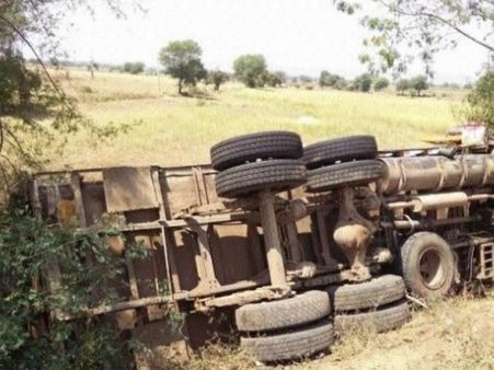 मध्य प्रदेश: रेत से भरा ओवरलोड ट्रक पटला, 8 मजदूरों की मौत