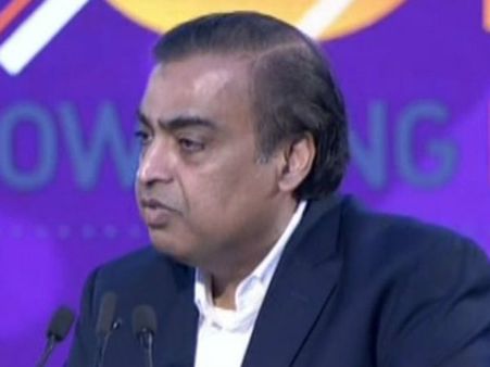 UP Investors Summit 2018: मुकेश अंबानी ने सीएम योगी को बताया कर्मयोगी, यूपी से किए 4 बड़े वादे