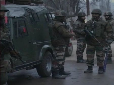 बारामूला एनकाउंटर : पत्‍थरबाजी की आड़ में एक आतंकी फरार, मुठभेड़ जारी