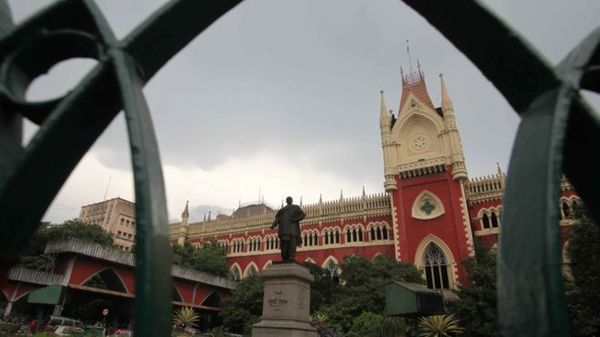 राजनीतिक वर्चस्व की लड़ाई में फंसा स्कूलों का भविष्य