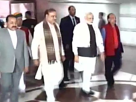 आम बजट के बाद भाजपा संसदीय दल की बैठक, पीएम मोदी भी पहुंचे