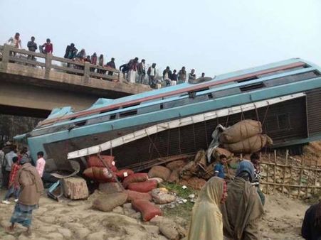 शराब के नशे में चला रहा था बस, रेलिंग तोड़कर 20 फीट गहरी खाई में जा गिरी बस, 50 घायल