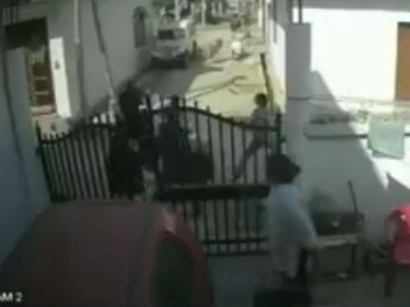 पति को बचाने के लिए लखनऊ के काकोरी में बदमाशों पर रिवाल्वर लेकर टूट पड़ी जांबाज पत्नी, देखिए वीडियो