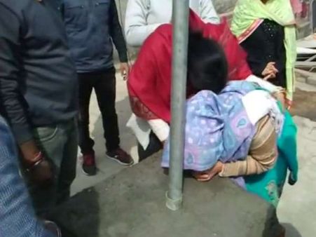 कासगंज: चंदन गुप्ता की याद में परिवार वालों ने छत पर फहराया 50 फीट ऊंचा तिरंगा