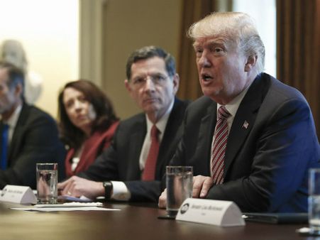 अमेरिका: राष्‍ट्रपति ट्रंप ने कहा अगर फ्लोरिडा जैसी घटनाएं रोकनी हैं तो फिर टीचर्स को भी देने होंगे हथियार