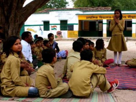 UP: सरकारी स्कूलों में इस बार जन्माष्टमी समेत 16 छुट्टियां खत्म, देखिए कैलेंडर