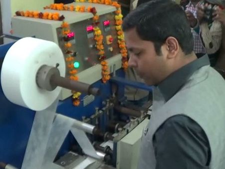 'पैडमैन' देख मनाया पैडमैन दिवस, लड़कियों को सिखाए सैनिटरी नैपकिन बनाने के गुर