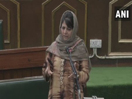 आतंकी हमलों के बीच सीएम महबूबा मुफ्ती ने कहा- रोकना है खून खराबा तो पाकिस्तान से करनी होगी बात