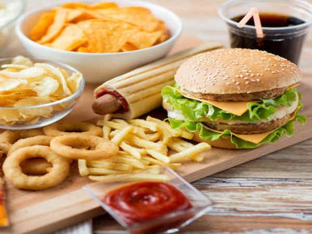 सरकार का बड़ा फैसला: कार्टून चैनलों पर जंक फूड और कोका-कोला के विज्ञापन बैन