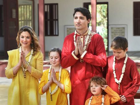 भारत में जस्टिन ट्रड्यू: भगवा कपड़ों में पीएम ट्रड्यू और फैमिली गए अक्षरधाम मंदिर