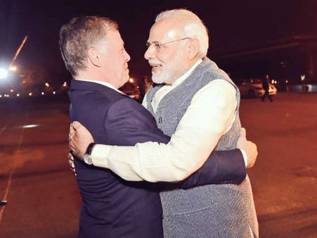 एयरपोर्ट पर जॉर्डन के किंग अब्‍दुल्‍ला का गले लगाकर किया पीएम मोदी ने स्‍वागत