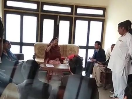 VIDEO: केंद्रीय मंत्री मेनका गांधी ने पब्लिक मीटिंग में अफसर को दी ये वाली गाली....