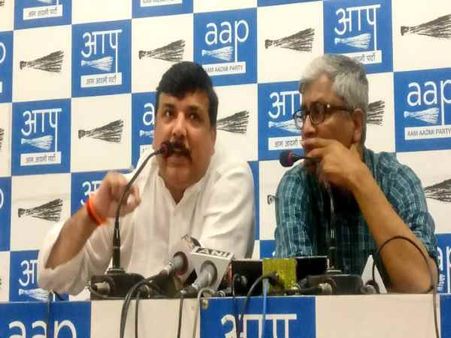 CM केजरीवाल के घर दिल्ली पुलिस की छापेमारी पर भड़की आप, कल देशव्यापी प्रदर्शन का किया ऐलान