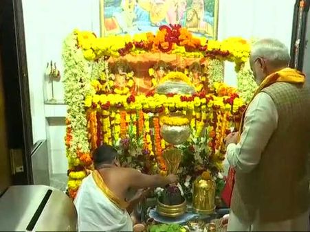 ओमान में पीएम: मस्‍कट में पीएम मोदी ने किए 109 वर्ष पुराने इस शिव मंदिर के दर्शन