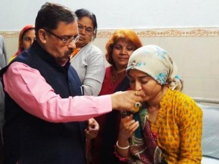 जूस पीकर पूजा छाबड़ा ने तोड़ा अनशन, शराबबंदी की है मांग