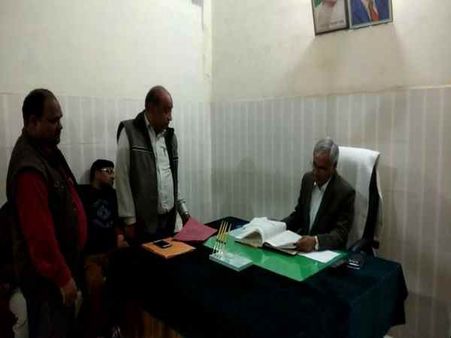 VIDEO: सहारनपुर के डीएम ने पंचायत अधिकारी को दी धमकी- हम गला काट देंगे तुम्हारा