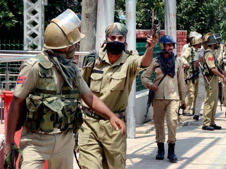 जम्‍मू कश्‍मीर: अब पुलवामा में पुलिस स्‍टेशन पर हमला, एक आतंकी की मौत